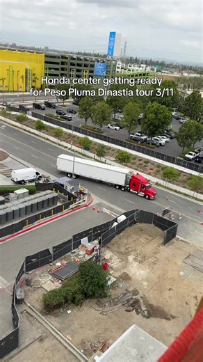 I didn’t get to see him but they had endless merch coming out that 18 wheeler. Easily over 20 red trucks cycling in and out the arena all day. #fyp #pesopluma #pesoplumaconcert #hondacenter #dinastia