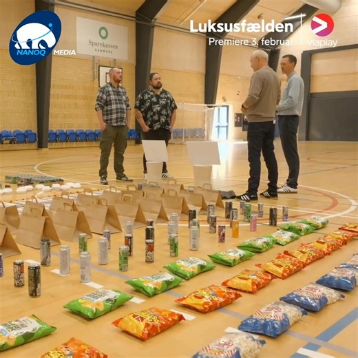 Luksusfælden sæson 35 - Premiere 3. februar på Viaplay & TV3 🤩📺👍 Følg med via Nanoq Medias TV Pakker 👌 I Luksusfældens 35. sæson er det stadig helt almindelige danskere, der står på randen af den økonomiske afgrund og har svært ved at få pengene til at slå til. Ægteskab og gode relationer står på spil, men samtidig vidner massivt overforbrug og ødsel livsstil om, at det er tid til at spænde livremmen ind. Så der er rigeligt at tage fat på, når Luksusfældens eksperter skal forsøge at få de øk