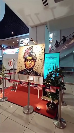 PROJEK ARCA MERDEKA 2023: POTRET BAPA KEMERDEKAAN Projek arca tahun ini mengangkat tema menghargai jasa Bapa Kemerdekaan negara, Tunku Abdul Rahman Putra Al-Haj. Projek ini diketuai oleh designer ICT, En Nizam Rokani berserta kakitangan ICT, Maintenance dan Operation. Projek ini turut membawa tema kitar semula di mana hampir keseluruhan bahan yang digunakan untuk melakar potret Bapa Kemerdekaan adalah dari bahan-bahan terpakai dari peralatan digital dan perkakasan operasi. Pameran projek diletak