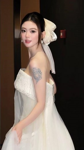 A unique white pleated dress—moonlight seems to flow over her! #NicheBride #FuyangBridalMakeup