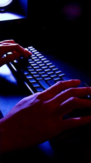 Sexy Fingers Angry Typing and a Keyboard That Wont Die 🔥 鍵盤還在撐Flying camera loses control as outrag