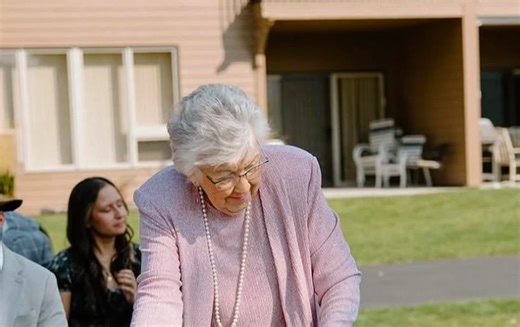 The heartwarming role of a 98-year-old grandmother at her granddaughter's wedding: A symbol of love across generations - ProtoThema English