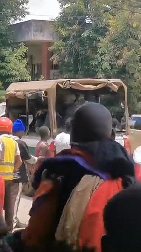 8K views · 154 reactions |  Polícia Municipal tenta arrancar bens de um vendedor, e quando se apercebeu da vinda dos outros para lhes welar colocaram se em fuga. | Juvêncio Albino Cumbe | Facebook