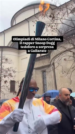 La Ragione on Instagram: "Il celebre rapper statunitense Snoop Dogg che fa da tedoforo per le Olimpiadi di Milano Cortina… a Gallarate (Varese). È quanto (sorprendentemente) accaduto oggi. Nella tappa di Gallarate infatti fra i tedofori si è visto anche Snoop Dogg. Il celebre rapper statunitense ha contribuito al viaggio della fiamma per 200 metri, avanzando con il suo stile certamente unico. Fra sorrisi, selfie e rap. Ad accompagnare il suo passaggio, anche una nevicata (solo scenografica). Sno