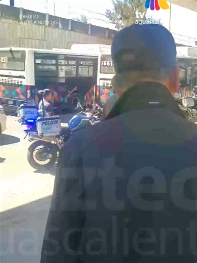 🚨IMÁGENES EXCLUSIVAS. 🚨 Así fue así fue el aparatoso accidente en Avenida Aguascalientes Norte donde dos camiones de la ruta 40 se vieron involucrados. Una M3N0R perdió la V1D4 en el lugar y se registraron 18 lesionados. ⚠️🚧 #Vial #Aguascalientes #Accidente #ÚltimaHora #Emegencia