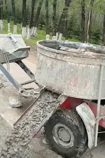 Concrete pan mixer truck use site. #concretework #concretemixertruck #concretetruck #mixer #concretemixer #dieselpanmixer #concrete #cenmentmixer #concretepanmixer
