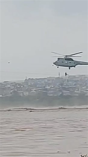 2K views · 21 reactions | Alerte  lvd : l’armée française stationnée à Djibouti porte secours aux rescapés du bus emporté la crue de l’oued d’Ambouli. Pas de signe de vie des autorités djiboutiennes, aucune action de l’armée Djiboutienne et encore moins de la police qui aurait dû sécuriser l’accès à l’oued dès l’aube ! Un drame qui aurait pu être évité, hélas! | La Voix De Djibouti | Facebook