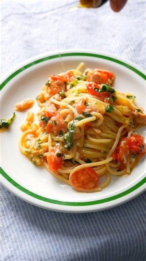 How i made Pasta in 20🍝 Spaghetti with tuna & cherry tomatoes. Recipe👇🏽