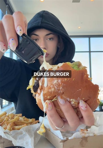 EATING DUKES!!! i got a side of brown gravy and OMG 😍 shoutout to the dukes queen @Keila 🍔 @Duke’s #dukesonionburgers #burger #eating #mukbang #asmrfood