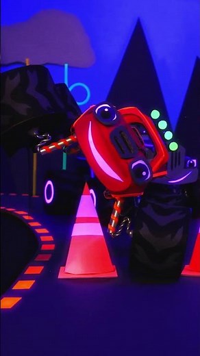Blaze et Crusher font la course sous des LUMIÈRES NOIRES ! 💡