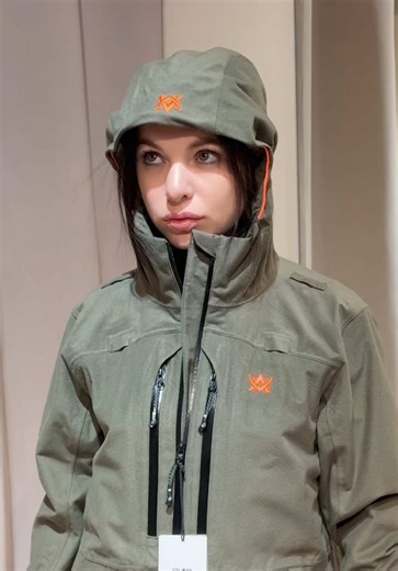 Чоловічий Костюм Alaska Extreme Lite MS (Night Green) Легкий, функціональний костюм для активного руху в складних погодних умовах. Ідеальний варіант для полювання, риболовлі, туризму та outdoor-активностей у демісезонний період. Основні характеристики: \t•\tВодонепроникність 20 000 мм — надійний захист від дощу, мокрого снігу та вітру \t•\tПаропроникність 20 000 г/м²/24 год — тіло дихає навіть при активному русі \t•\tМембранна тканина з DWR CO — водовідштовхувальне покриття без фторвуглеців \t•\