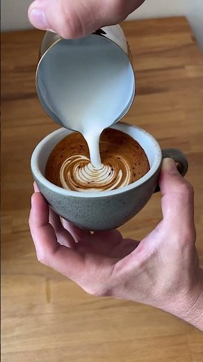Mocha tulip with chocolate powder #latteart