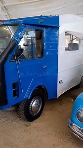 Hay vehículos raros… y luego está esta joya: la Volkswagen Hormiga Cnguro, una versión tan poco conocida que muchos creen que es un mito. Pero no, en los años 70, mientras México rodaba entre Vochos, Combis y Safaris, existió esta pequeña casa rodante compacta, creada para quienes querían aventura, carretera y libertad en algo más pequeño que una Combi Westfalia. Lo impresionante es su rareza. Las Hormigas ya eran pocas… pero las Camper canguro fueron producidas en cantidades tan pequeñas que ho