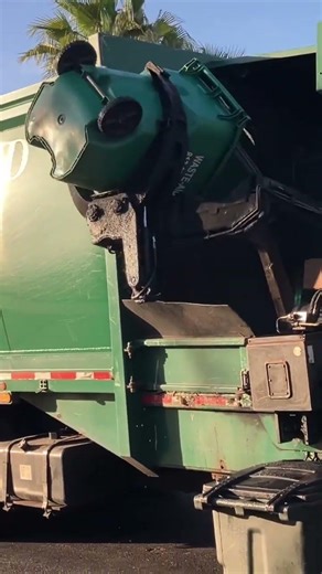 Waste Aid Mcneilus MA Mack LR garbage truck