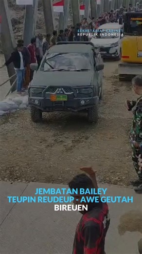 Sekretariat Kabinet on Instagram: "Kamis, 18 Desember 2025. Pukul 16.30 WIB. Pembangunan Jembatan Bailey Teupin Reudeup - Awe Geutah di Kab. Bireuen, Aceh, telah selesai. Kini, jembatan sepanjang 39 meter ini, telah bisa dilalui kendaraan. Menghubungkan Kab. Bireuen dan Kota Lhokseumawe. Bahu-membahu, kerja bersama, antara Yon Zipur 16 Kodam IM dan Kementerian PU RI. -- TIW -- #CatatanSeskab"