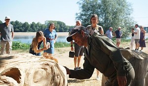 EN IMAGES. « C’était un épicurien »: ils sculptent le bois et le calcaire en hommage à leur