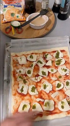 Pizza facile et rapide #pizza fromage,pesto 🧀🧀🧀🥫🥫👍👍👍🇫🇷❤️❤️🇲🇦❤️❤️