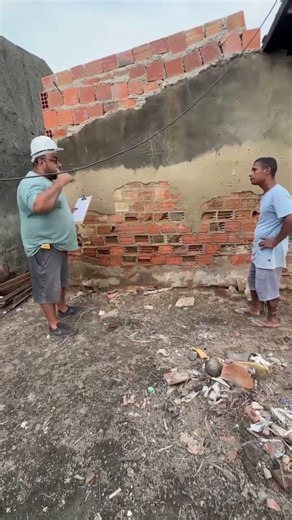 o engenheiro falou para o pedreiro que não é para fazer cagada na obra