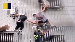 Neighbours form ‘human ladder’ to save trapped mother and child - The Global Herald