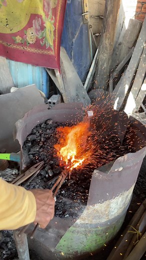 10K views · 173 reactions | Forging a parang knife #knife #howto #diy #diyknife #metalworks | METAL WORKS | Facebook