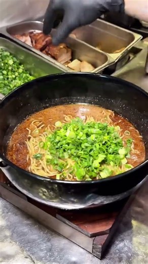 🇺🇸 “Only the Brave Survive This World’s Spiciest Ramen Challenge 🔥🍜😳”