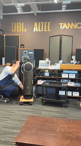 Lấy nốt món hàng cho khách rồi về. B&W signature diamond -limited edition cặp số 197/ 500. | Phạm Dương