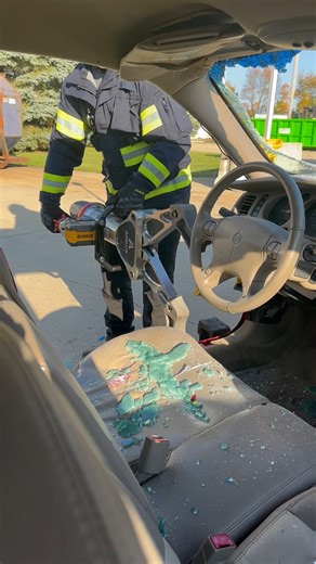 Watch as our iS320 Large Spreader, outfitted with AMKUS Gatorized Extended Reach Tips, effortlessly creates the space first responders need to operate safely and swiftly. #AMKUSRescueSystems #amkus #GatorizedERTs #ExtricationTools #FireRescue #RescueReady #FirstResponderTools | AMKUS Rescue Systems