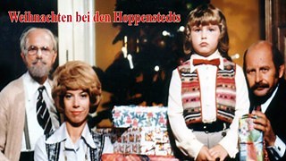"Früher war mehr Lametta." Keiner kann so schön der guten alten Zeit hinterhernörgeln wie Opa Hoppenstedt. Denn Weihnachten hat alles so zu sein wie immer. Doch was erst alles passieren muss, bevor man es sich "so richtig gemütlich" machen kann - und vor allem in welcher Reihenfolge -, darüber kann sich Loriots bekannteste Fernsehfamilie nicht einig werden: "Jetzt wird erst der Baum fertig geschmückt! Dann sagt Dicki ein Gedicht auf, dann holen wir die Geschenke rein, dann sehen wir uns die Weih