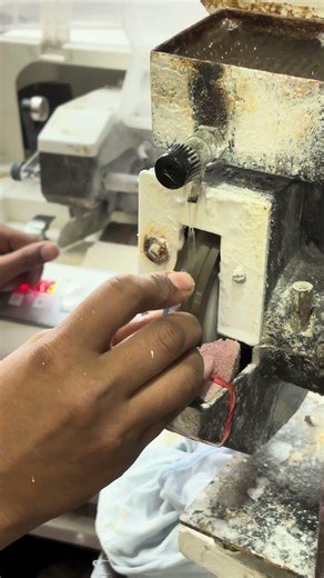 Manual hand edger fiting ✋ #tecnician #art #optical #lens #chasma #shorts #fiting