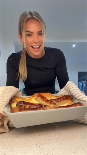 23K views · 292 reactions | Toad in the hole recipe! #toadinthehole #glutenfree #yorkshirepudding #coeliac #gravydinner #gravy #glutenfreefood #food #recipe #easyrecipe #annabellevictoria #annabellevictoriax 100g cornflour 3 eggs 150ml milk 6 sausages 1 tbsp oil | Annabelle Victoria | Facebook