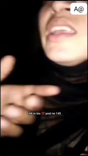 @chikulelo01 on Instagram: "Link In Bio (POST 146) 日本利用压电瓷砖将脚步转化为电能。这些瓷砖捕捉来自你脚步的动能。当你行走时，你的重量和动作会对瓷砖产生压力。瓷砖会轻微弯曲，从而产生机械应力。瓷砖内部的压电材料将这种应力转化为电能。每一步都会产生少量电荷，而数百万步结合在一起就能产生足够的电力来驱动 LED 灯、数字显示屏和传感器。在像涩谷车站这样繁忙的地方，每天大约有 240 万个脚步为这一系统作出贡献。这些电能可以被储存或立即使用，从而减少对传统电力来源的依赖，并支持可持续的城市基础设施。这种方法将日常运动转化为实用的可再生能源 #日本 #知识 #事实 #你知道吗 #推荐 #科技 #创新 #历史 #技术 #实验 #热门 日本利用压电瓷砖将脚步转化为电能。这些瓷砖捕捉来自你脚步的动能。当你行走时，你的重量和动作会对瓷砖产生压力。瓷砖会轻微弯曲，从而产生机械应力。瓷砖内部的压电材料将这种应力转化为电能。每一步都会产生少量电荷，而数百万步结合在一起就能产生足够的电力来驱动 LED 灯、数字显示屏和传感器。在像涩谷车站这样繁忙的地方，每天