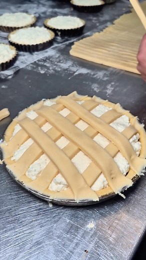 706K views · 10K reactions | Así se hace la ricota que todos eligen ❤️ Este reel muestra un poco de lo que no se ve: el trabajo detrás de cada tarta, ese momento en que el horno hace su magia y todo empieza a oler a hogar. Spoiler: este video puede darte hambre antes de que termine  | Marconi Local | Facebook