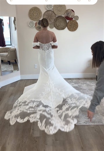 Our favorite bridal tip of 2025 ✨ Here are some pointers for your MOH on how to get your train looking perfect on your wedding day: - Make sure your arms are a good distance apart when you grab the train - Get air under the train when you lift it to allow it to fall naturally. The weight of the dress will do most of the work for you! - Once it lands, fix any parts that didn’t land evenly Send this to your maid of honor and have her practice before your wedding day because some dresses fluff best