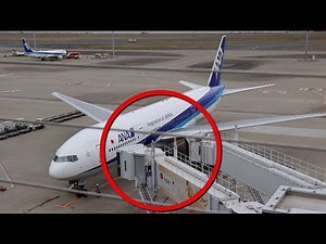 羽田空港でANA機にボーディングブリッジがかけられる瞬間 The moment the boarding bridge docks to the ANA at HND