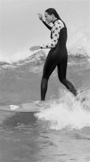 ROXY on Instagram: "When surfing looks this smooth... it’s basically art. @maluhiakinimaka in the new RISE wetsuit collection 🖤🤍"