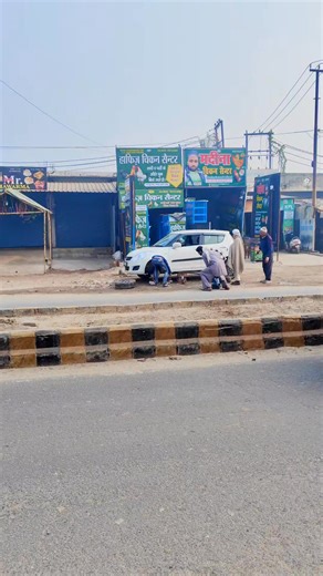 ༻♥️‿♥️ツ₳ⱤVł₦Đ ❤️₮Ɇ₲₩₳Ⱡツ♥️‿♥️༺ on Instagram: "#Rampur Chungi per car 🚗main puncture ho gaya tha Dekho Kaise Utha Rahe ha isko"
