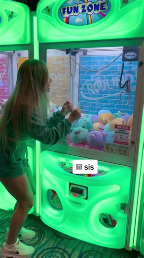 22K views · 373 reactions | It’s safe to say I’m addicted to playing @claweeapp 朗 try it yourself, link on my profile :) #clawee #clawmachine #arcade #win #games | Amyy Woahh | Facebook