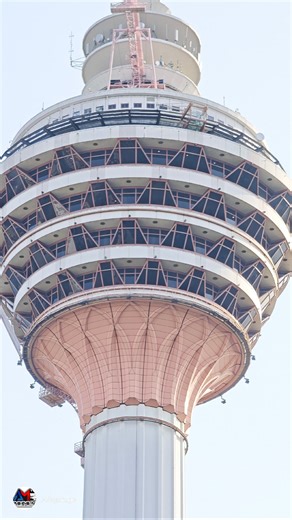 Menara Kuala Lumpur (Menara KL) ialah menara komunikasi dan pelancongan ikonik di Malaysia 🇲🇾 Ringkas tapi padat 👇 📍 Lokasi: Bukit Nanas, Kuala Lumpur 📏 Ketinggian: 421 meter (antara menara tertinggi di dunia) 🏗️ Siap dibina: 1995 🔭 Tarikan utama: Sky Deck & Sky Box (lantai kaca 😱) Observation Deck (pemandangan 360° KL) Restoran Atmosphere 360 (restoran berputar) 🌳 Unik: Terletak dalam hutan simpan Bukit Nanas—rare untuk menara bandar #menarakualalumpur | Abe Mat