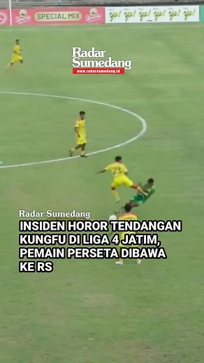 KOMPAS.com - Sepak bola tak bisa dipungkiri menjadi olahraga yang sangat mengandalkan kontak fisik. Namun, di satu sisi, sepak bola juga seharusnya menjadi ajang berkompetisi yang menjunjung sportivitas. Tidak seperti insiden yang baru saja terjadi di satu pertandingan Liga 4 yang mempertemukan Putra Jaya Pasuruan kontra Perseta 1970 Tulungagung. Pertandingan Putra Jaya Pasuruan vs Perseta 1970 Tulungagung hadir dari Grup CC Liga 4 Jawa Timur putaran 32 besar yang digelar di Stadion Gelora Bangk