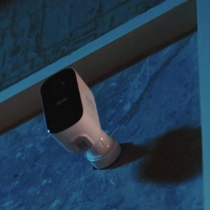 تطمن على سلامة بيتك بتقنية عالية الوضوح من جوالك🎥🏠 حتى بالليل أو تحت الأمطار والغبار تتناسب مع كل الظروف! 🌧️🔍 اطلبها الآن: https://my.stc/Hikvision-Security-Plus-Bundle | stc السعودية