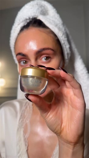 Jessica Evans on Instagram: "Let’s relax and do some skincare besties 🧖‍♀️ locking in that moisture and glow using @tatcha Dewy Milk Moisturizer and The Kissu Lip Mask Gold Leaf that is formulated with 23K gold 🏆@sephorauk ad"