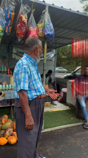 Il a quitté l’école à 11 ans… aujourd’hui, il parle plus de 20 langues Devant le jardin botanique de Pamplemousses, Mohamed vend des cocos depuis plus de 30 ans. Mais ce qu’il offre vraiment aux touristes, ce sont des mots en mandarin, en russe, en allemand, en français, en anglais, en kreol morisien, en italien, en danois, en grec… et bien d’autres langues apprises au fil des rencontres. Aux visiteurs, il ne vend pas seulement une boisson fraîche. Il offre une conversation. Un sourire. Père de 
