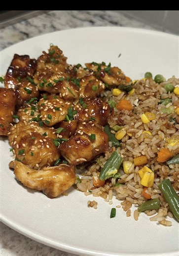 This one... this one was good! General Tso's ⬇️RECIPE⬇️ Sauce & Marinade: 6 tbsp soy sauce 2 tbsp hoisin sauce 2 tbsp rice vinegar 4 tsp chilli paste, any 2 tsp sesame oil 6 tbsp brown sugar 2 tbsp corn startch 1 1/2 cups chicken stock Chicken: 3lbs chicken thighs or breasts 2 tsp ginger, grated 2 tsp garlic, grated 2 cups cornstarch oil for frying Stir Fry Sauce: 4 tbsp oil or butter 4 tsp ginger, chopped 4 cloves garlic, chopped Garnish: Chopped green onion Sesame seeds Mix the soy, hoisin, vi