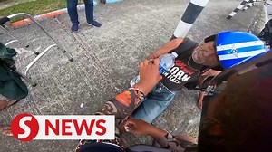 1M views · 27K reactions | A food delivery rider in Luyang, Sabah risked given a poor review for late delivery to help an elderly man whom he believed was on the verge of collapsing by the roadside. 26-year-old Mohd Sazwandi Sumarti’s act of kindness has earned him praises from social media users. Read more at https://bit.ly/3a7bHDm WATCH MORE: https://thestartv.com/c/news SUBSCRIBE: https://cutt.ly/TheStar LIKE: https://fb.com/TheStarOnline | The Star | Facebook