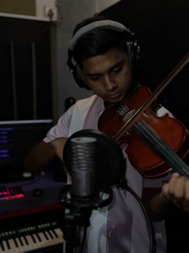 වයලින් එකෙන් සිතාවි play කරපු Garaj Garaj Hindi song cover