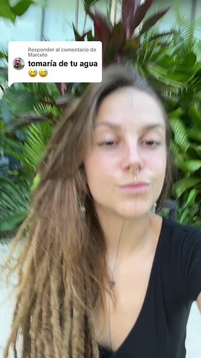 Reacción inesperada al aspersor en la cara de alguien