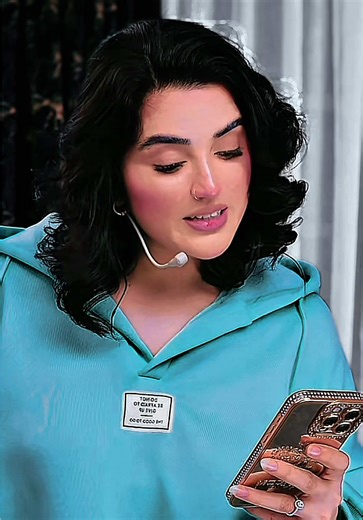 اجنبی بننا: محبت کی شاعری اور گہرے احساسات