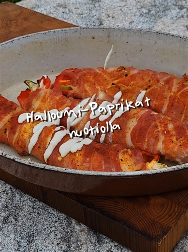 Halloumi ja kesäpaprika grillaus – suippopaprikka ja pekonia