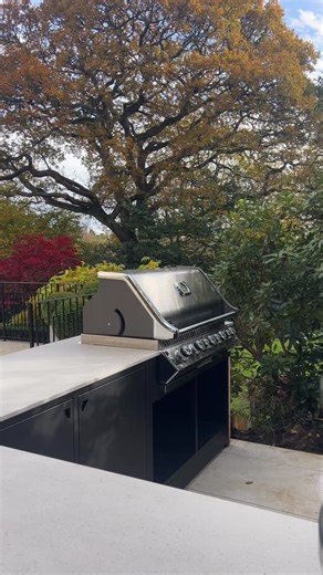 AOS Outdoor Kitchens ltd on Instagram: "Take a tour of this beautifully crafted L-shaped Nolita outdoor kitchen — a contemporary garden space designed for cooking, entertaining, and relaxing outdoors. Built using Nolita modular kitchen units and finished with a standout scaffold board outer wall, this setup blends sleek modern design with a warm, rustic character. It’s fully equipped for all types of outdoor cooking, with a Gozney Dome pizza oven for fresh, restaurant-style pizzas, a Napoleon Pr