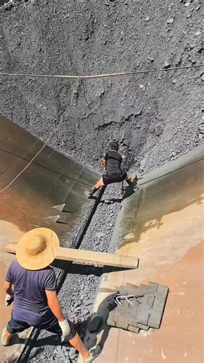 5.9K views · 108 reactions | The process of a self-unloading ship unloading phosphate rock #sandstone #self-unloading ship #canal #unloading #crew #loading and unloading ship #ore #sandstone #phosphate rock | 丁掌柜 | Facebook